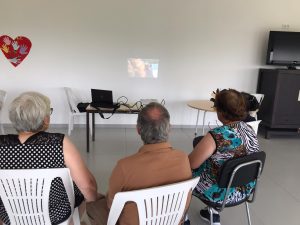 Clientes dos Espaços de Convívio fazem atividades de estimulação cognitiva em sala