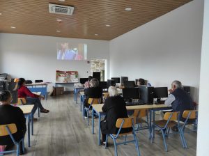 Clientes dos Espaços de Convívio fazem atividades de estimulação cognitiva em sala