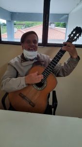 Cliente dos Espaços de Convívio toca guitarra