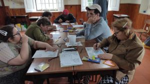 Clientes do CAARPD fazem atividades em sala