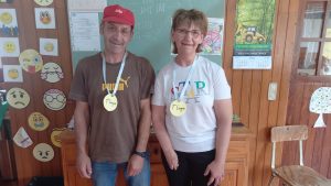 Clientes do CAARPD recebem medalhas de torneio de boccia realizado na sala do CAARPD