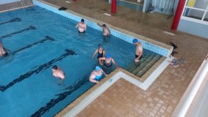 Clientes do CAARPD fazem natação na piscina de Murça