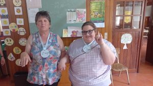 Clientes do CAARPD recebem medalhas de torneio de boccia realizado na sala do CAARPD