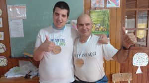 Clientes do CAARPD recebem medalhas de torneio de boccia realizado na sala do CAARPD