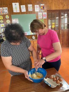 Clientes do CAARPD fazem atividades de culinária