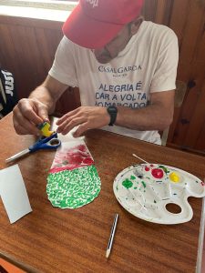 Clientes do CAARPD fazem atividades em sala