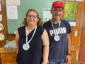 Clientes do CAARPD recebem medalhas de torneio de boccia realizado na sala do CAARPD