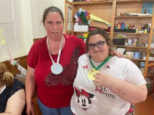 Clientes do CAARPD recebem medalhas de torneio de boccia realizado na sala do CAARPD