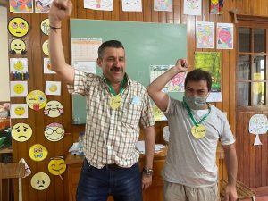 Clientes do CAARPD recebem medalhas de torneio de boccia realizado na sala do CAARPD