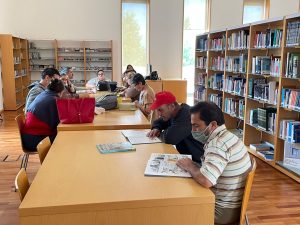 Clientes do CAARPD fazem atividades em sala