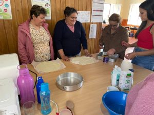 Clientes do CAARPD fazem atividades de culinária