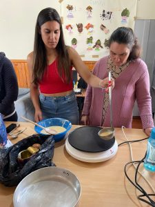 Clientes do CAARPD fazem atividades de culinária