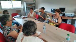 Clientes dos Espaços de Convívio fazem atividades de estimulação cognitiva em sala