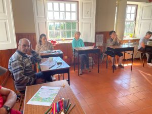 Clientes do CAARPD fazem atividades em sala