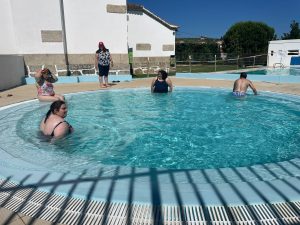 Clientes do CAARPD nadam na piscina