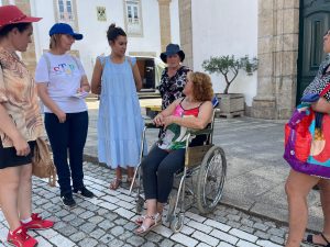 Clientes do CAARPD interagem com pessoas da comunidade