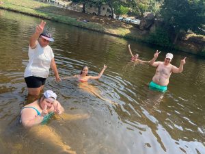 Clientes do CAARPD nadam na praia fluvial