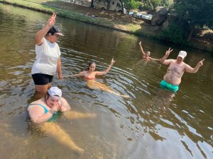 Clientes do CAARPD nadam na praia fluvial