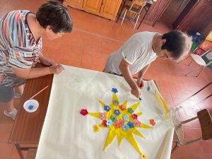 Clientes do CAARPD fazem atividades em sala - pintura