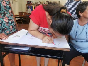 Clientes do CAARPD fazem atividades em sala - pintura