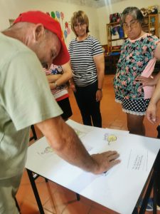 Clientes do CAARPD fazem atividades em sala - pintura