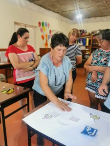 Clientes do CAARPD fazem atividades em sala - pintura