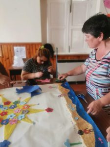 Clientes do CAARPD fazem atividades em sala - pintura