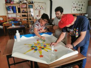 Clientes do CAARPD fazem atividades em sala - pintura