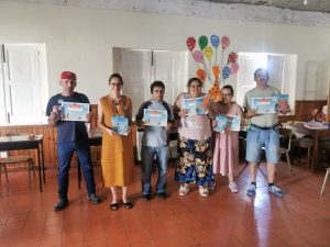 Clientes do CAARPD fazem atividades em sala