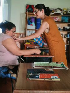 Clientes do CAARPD fazem atividades em sala