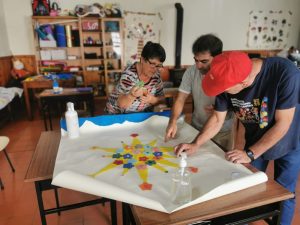 Clientes do CAARPD fazem atividades em sala - pintura