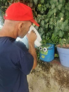 Clientes do CAARPD fazem atividades ao ar livre de jardinagem