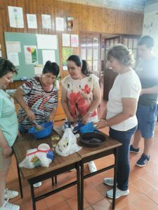 Clientes do CAARPD fazem atividades em sala