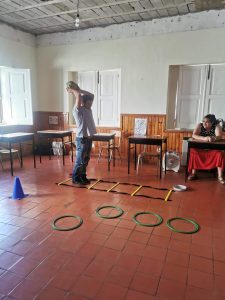Clientes do CAARPD fazem atividades em sala - exercícios de coordenação psicomotora