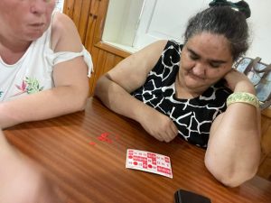 Clientes do CAARPD fazem atividades em sala