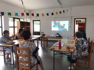 Clientes dos Espaços de Convívio fazem atividades de estimulação cognitiva em sala