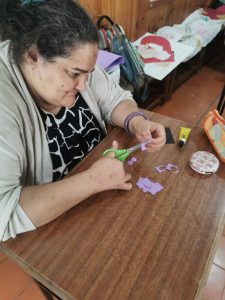 Clientes do CAARPD fazem atividades em sala