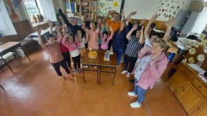 Clientes do CAARPD fazem atividades em sala