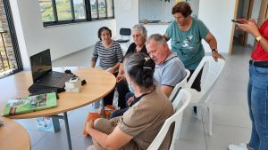 Clientes dos Espaços de Convívio fazem atividades de estimulação cognitiva em sala