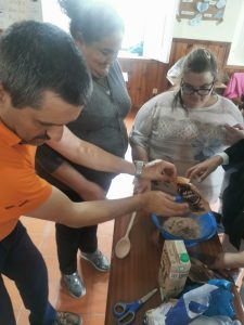 Clientes do CAARPD fazem atividades de culinária