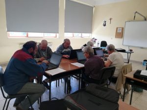 Clientes dos Espaços de Convívio fazem atividades de informática em sala