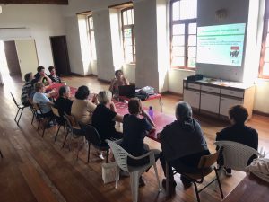 Clientes dos Espaços de Convívio fazem atividades de estimulação cognitiva em sala