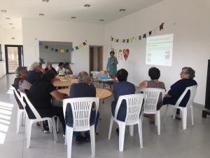 Clientes dos Espaços de Convívio fazem atividades de estimulação cognitiva em sala