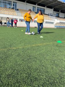 Clientes do CAARPD fazem atividades desportivas no estádio municipal de Murça