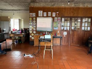 Clientes do CAARPD fazem atividades em sala