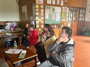 Clientes do CAARPD fazem atividades em sala