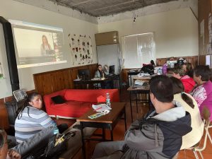 Clientes do CAARPD fazem atividades em sala