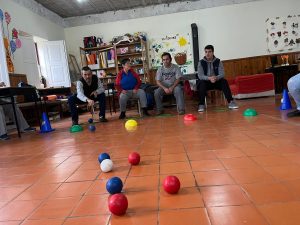 Clientes do CAARPD jogam boccia