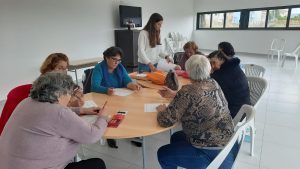 Clientes dos Espaços de Convívio fazem atividades de estimulação cognitiva em sala