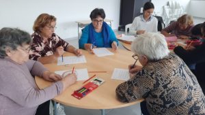 Clientes dos Espaços de Convívio fazem atividades de estimulação cognitiva em sala